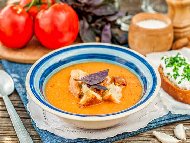 Рецепта Доматена крем супа с консервирани домати, тиквички, течна готварска сметана, чесън и босилек